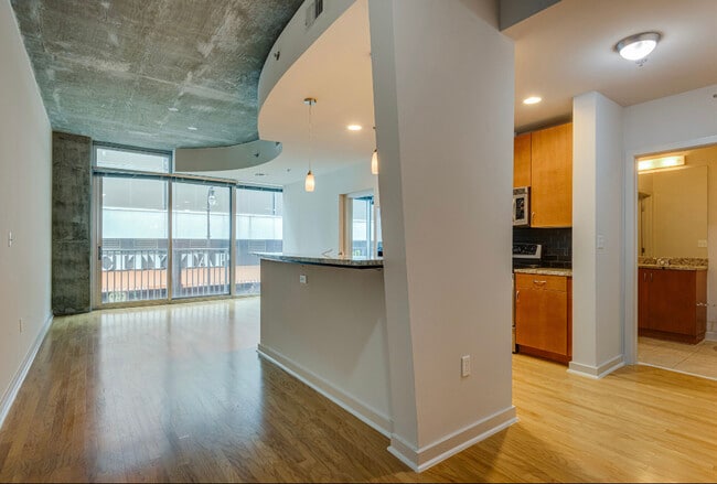 Building Photo - 301 Demonbreun St