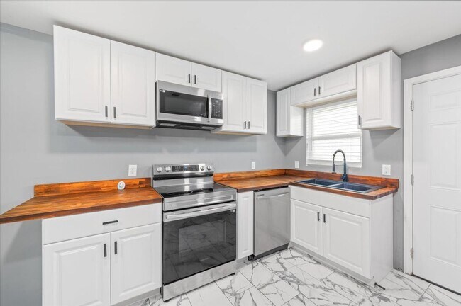 Foto del edificio - Move-In Special: $300 Off First Month if You Move on or before Feb 28, 2026!