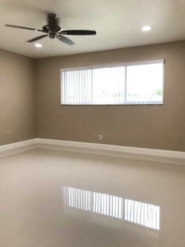 Building Photo - 523 S Rainbow Dr