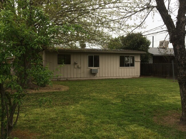 Building Photo - 3 BEDROOM HOUSE! APPLY NOW!!