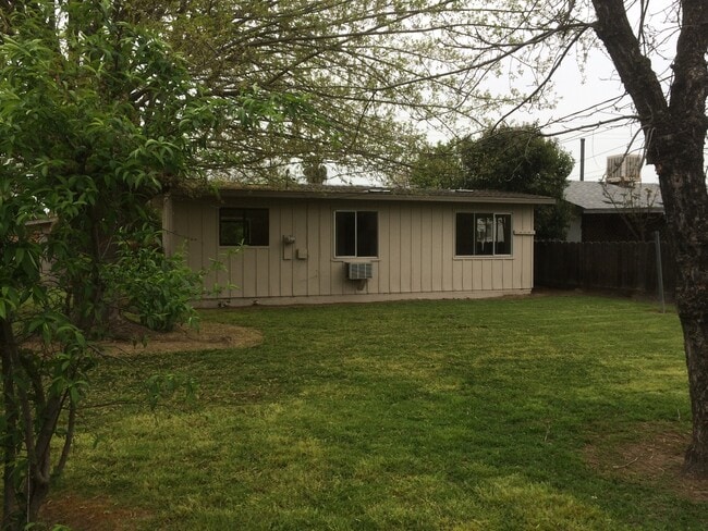 Foto del edificio - 3 BEDROOM HOUSE! APPLY NOW!!
