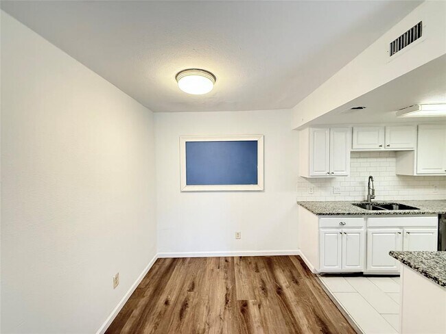 Foto del edificio - 2124 Burton Dr