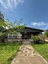 Building Photo - 2923 Azle Ave