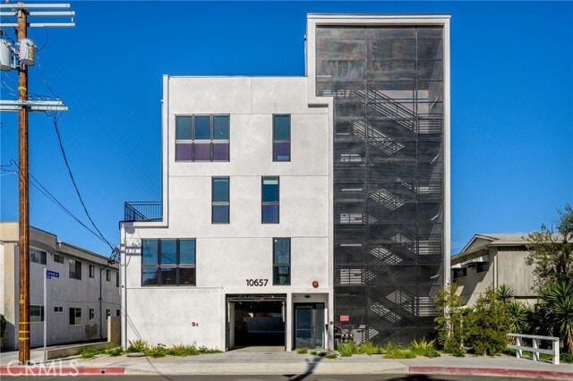 Building Photo - 10657 Moorpark St