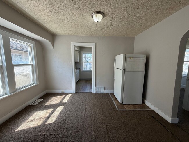 Foto del edificio - Charming 2-Bedroom Home with Secure Front Porch, Carport & Big Yard in Goodyear Heights