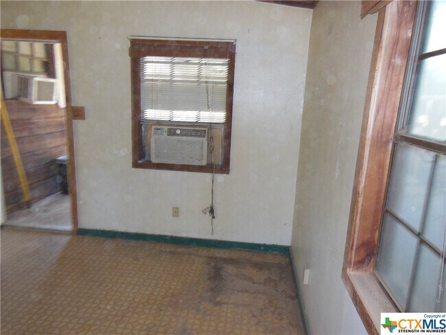 Building Photo - 323 E Zipp Rd