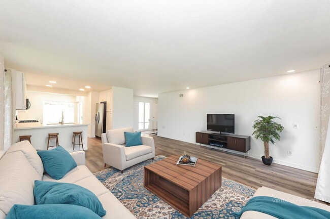 Building Photo - Modern 3 Bed / 2 Bath Turnkey Home with Exceptional Amenities!