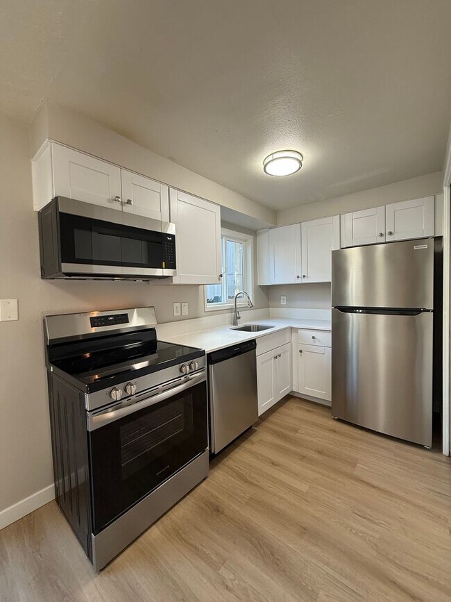 Foto del edificio - NOW SHOWING - RENOVATED Townhome Style Apartment In Raleigh Hills - See Listing for DETAILS and S...