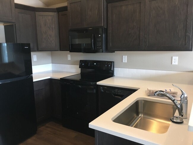 Building Photo - 2 Bedroom 1 Bath Cottage in SW Redmond