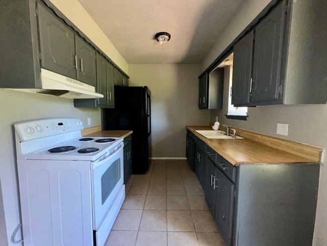Building Photo - 3 Bedroom and 1.5 Bathroom Home in Tecumseh