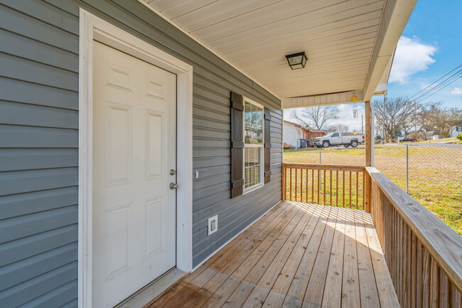 Building Photo - 2100 Paris Rd