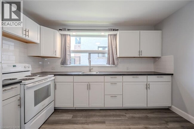 Building Photo - 102 Sydney St N