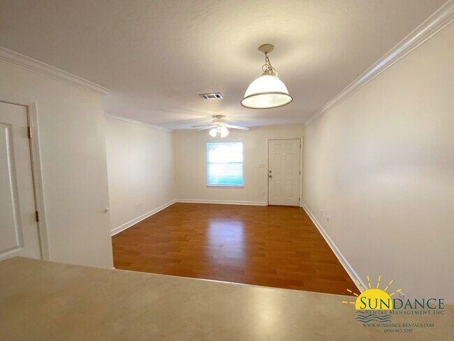 Building Photo - Great 2 Bedroom Townhouse in Niceville