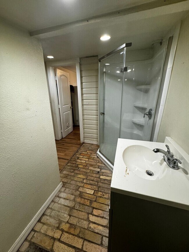 Building Photo - 2 Bedroom Single Family Home in Gainesville