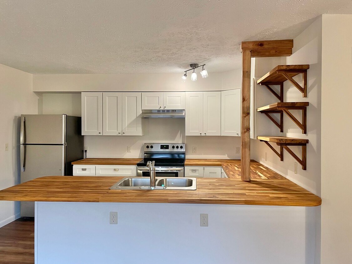 Foto principal - Freshly Renovated 1 bedroom convenient to ...
