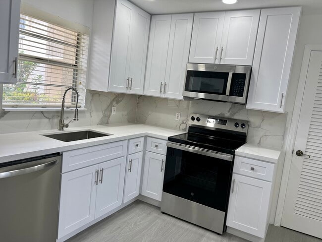 Building Photo - 10821 N Military Trl