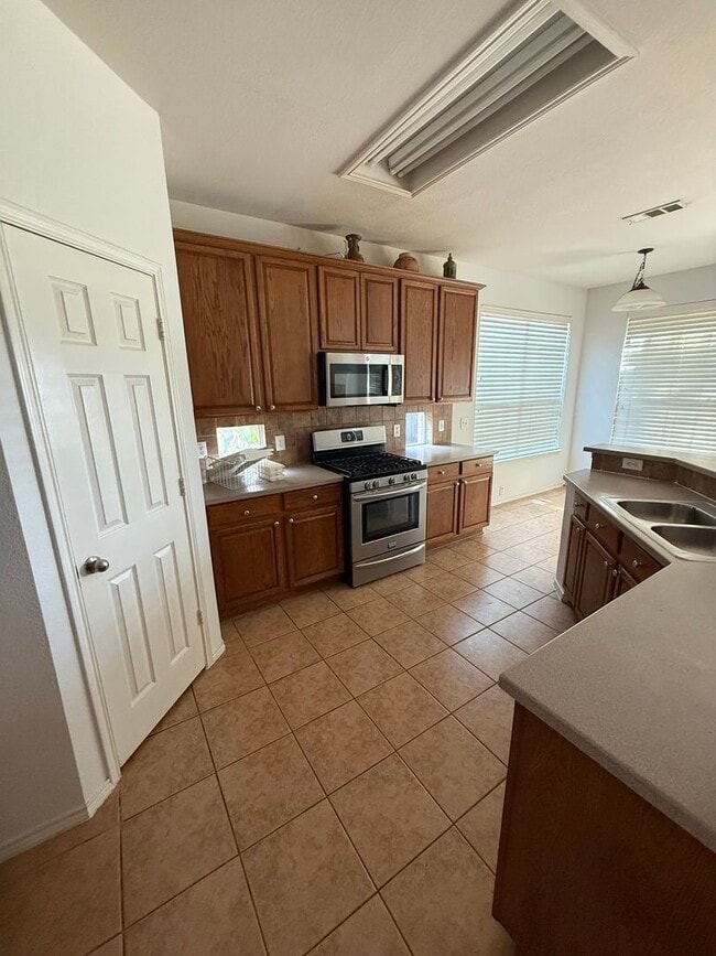 Foto del edificio - Brick Home 4 bed 3.5 bath 2 car garage