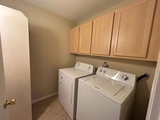 Building Photo - Gated 2 Bedroom 2 Bathroom condo!