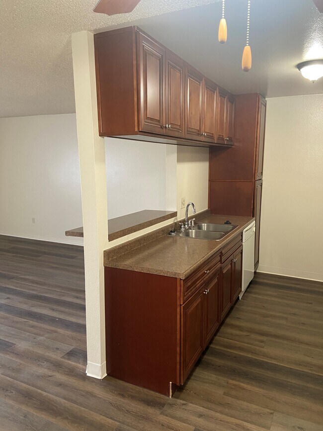 Building Photo - 1330 S Sunset Ave