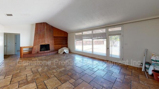 Foto del edificio - 5001 Rockford Dr