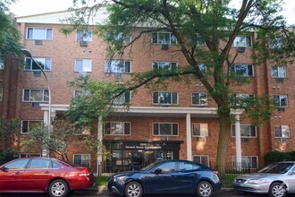 Building Photo - 3825 N Pine Grove Ave