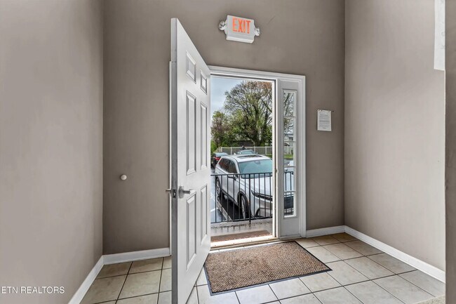 Building Photo - 4817 Poplar Crest Way