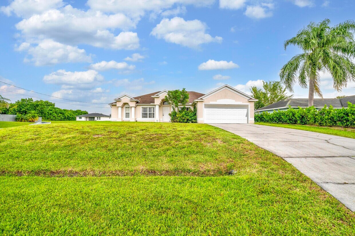 Primary Photo - 446 SW S Quick Cir