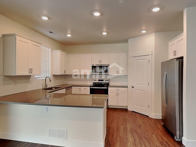 Building Photo - 793 S Oak St