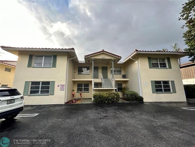 Building Photo - 3880 Woodside Dr