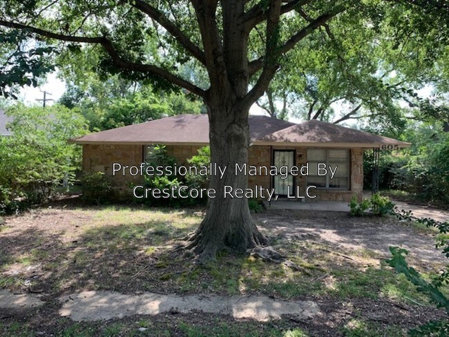 Building Photo - 605 N 28th St