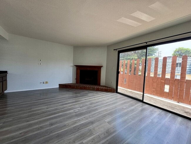 Building Photo - Light and Bright Townhouse-style condo in ...