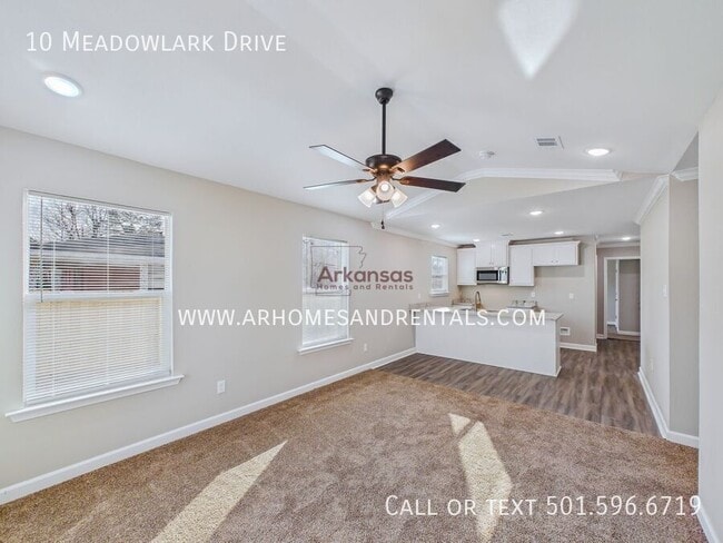 Foto del edificio - 10 Meadowlark Dr