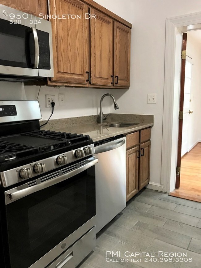 Foto del edificio - Spacious 4BD/3BA with Bonus Room in Basement