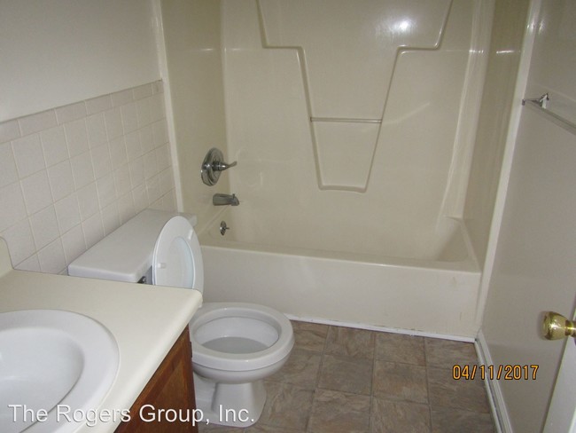 Building Photo - 206-206 Peace St