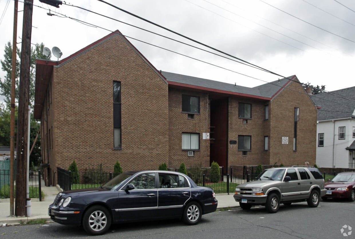 Primary Photo - 240 Oak St