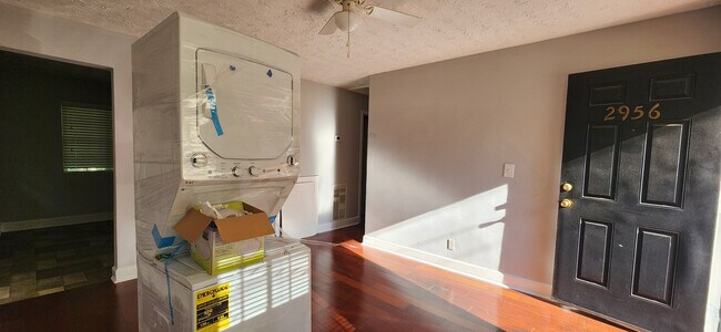 Foto del edificio - Room in Apartment on 8th St