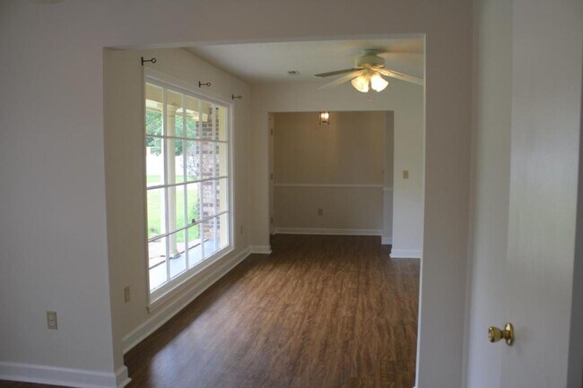 Building Photo - 2070 Dogwood Rd