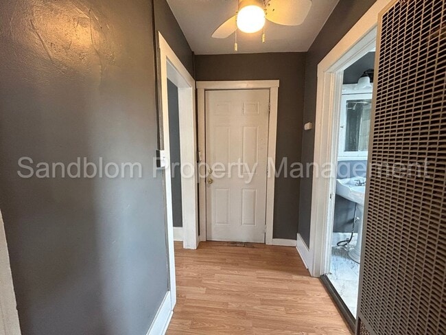Building Photo - FOR LEASE | Riverview | 1 Bed, 1 Bath Gara...