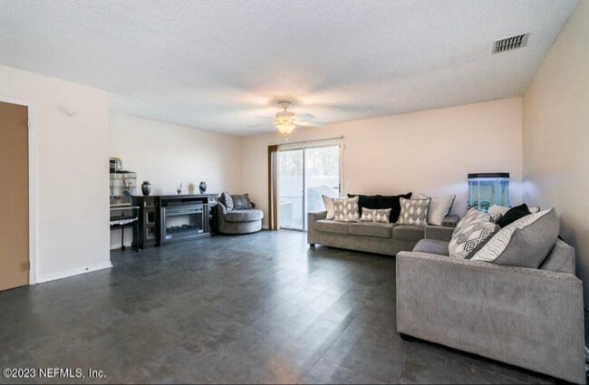 Building Photo - 5545 Bennington Dr