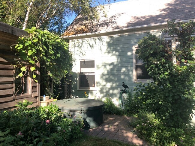 Building Photo - 562 Jackson St