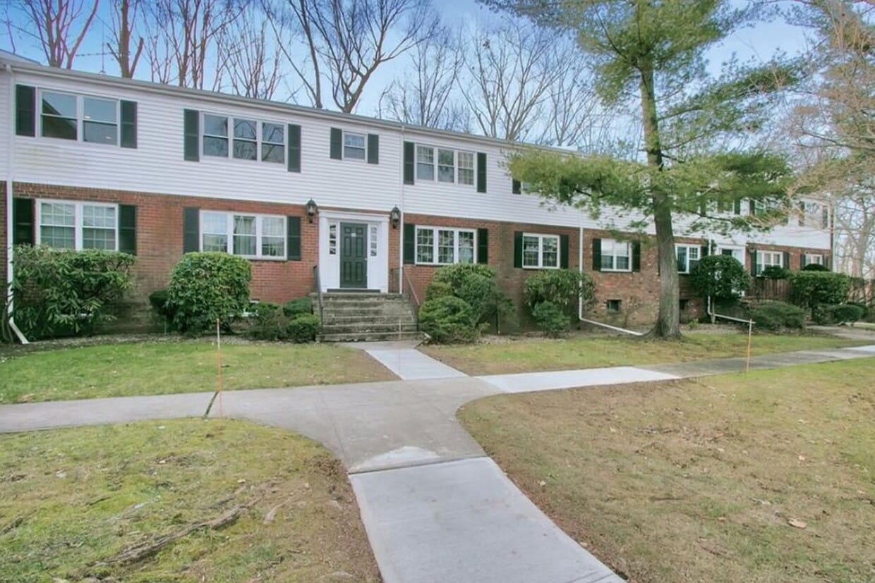 54 Bon Aire Cir, Suffern, NY 10901 Room for Rent in Suffern, NY