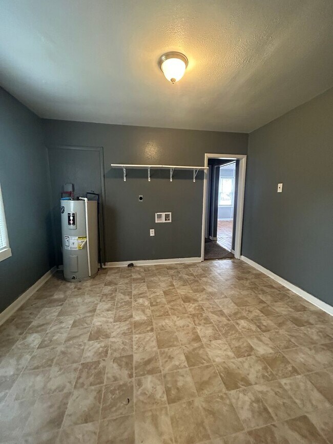 Foto del edificio - 3 Bedroom Available Now!