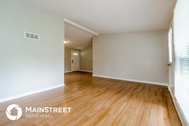 Foto del edificio - 8918 Hemlock Dr