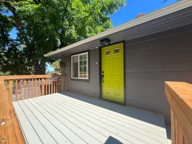 Building Photo - Fabulous NE Portland 2 bedroom 2 bathroom ...