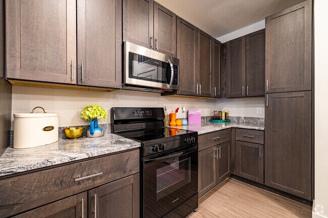 2BR, 2BA - 960SF - Kitchen - Palladium East Foster Crossing