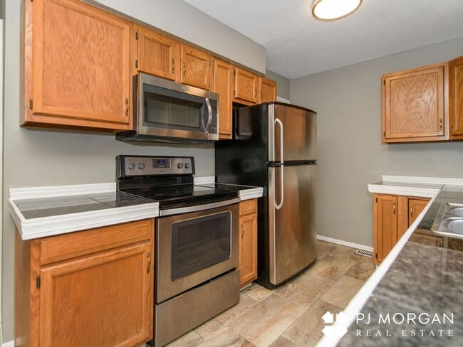 Building Photo - 1409 Thomas Dr
