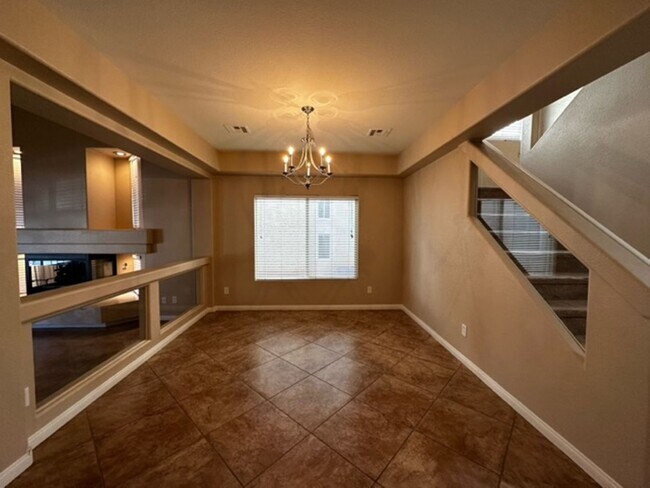 Building Photo - 5 bedrooms, SW location