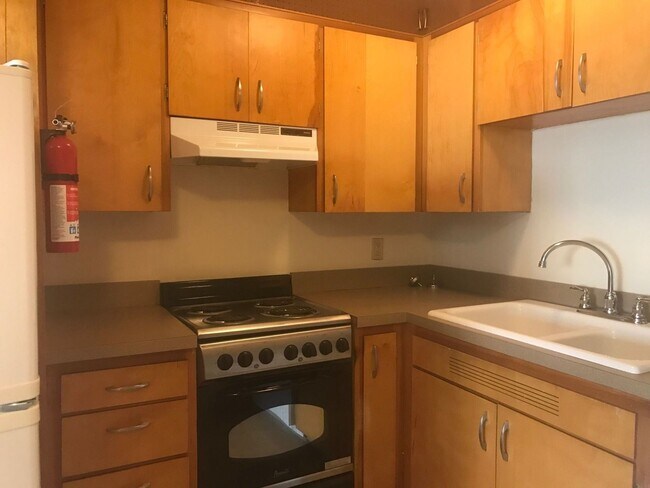 Building Photo - 2 Bedroom Apartment ~ Close to Campus ~ Ca...