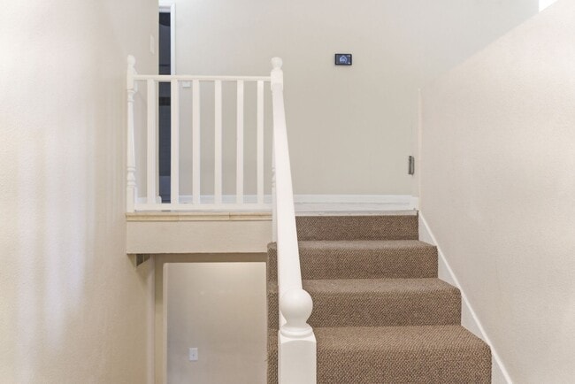 Building Photo - Spacious and versatile 6-bedroom, 2-bath split-level home