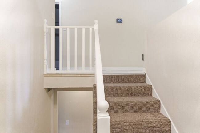 Foto del edificio - Spacious and versatile 6-bedroom, 2-bath split-level home